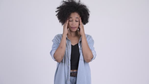 Joven mujer africana estresada teniendo dolor de cabeza — Vídeo de stock