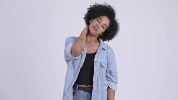 Młody podkreślił African kobieta o ból szyi — Wideo stockowe