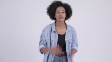 Genç güzel Afrikalı kadın öpücük üfleme