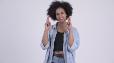 Parmak çarpı işareti ile isteyen genç güzel Afrikalı kadın