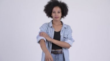 Beyaz arka plan karşı Afro saçlı genç güzel Afrikalı kadın stüdyo çekim