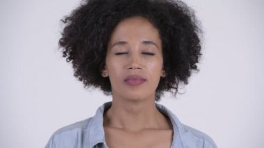 Genç mutlu Afrika kadının gözleri kapalı rahatlatıcı yüz