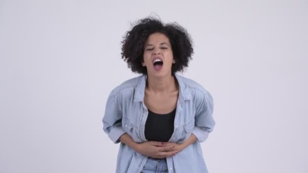 Mladí zdůraznil Afričanka s žaludek bolet — Stock video