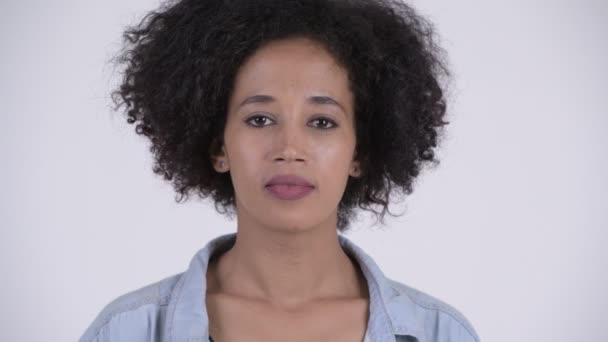 Лицо молодой счастливой африканской женщины с пальцем на губах — стоковое видео