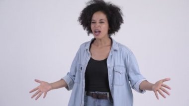 Konuşmak ve şikayet genç kızgın Afrikalı kadın