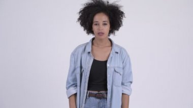 Genç kızgın Afrikalı kadın kolları ile geçti