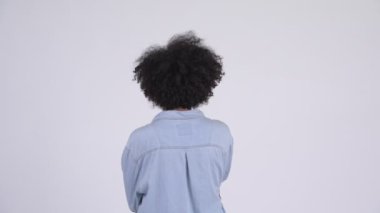 Genç Afrikalı kadın işaret parmağı arka görünümü