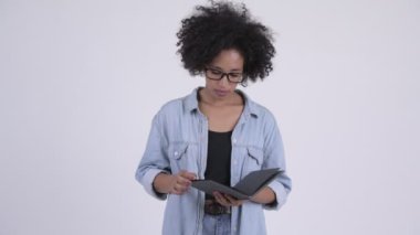Genç güzel Afrikalı kadın kitap okuma ve el sallayarak gözlük ile