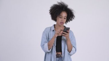 Telefon kullanarak ve iyi haber alma genç mutlu Afrika kadın