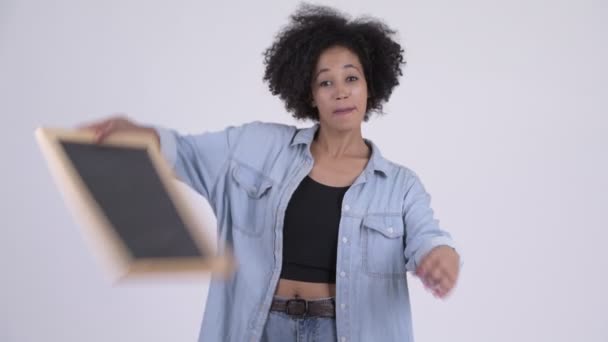 Estúdio Tiro Jovem Bela Mulher Africana Com Cabelo Afro Contra — Vídeo de Stock