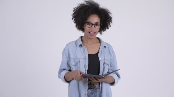 Estudio Joven Hermosa Mujer Africana Con Pelo Afro Sobre Fondo — Vídeos de Stock