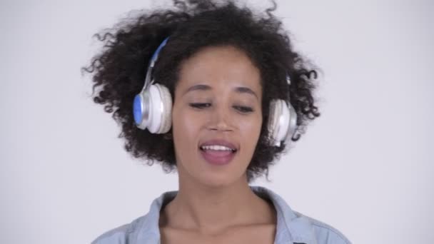 Estudio Joven Hermosa Mujer Africana Con Pelo Afro Sobre Fondo — Vídeo de stock