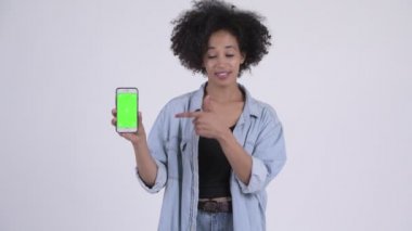 Telefon gösterilen ve Yaşasın vererek genç mutlu Afrika kadın