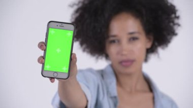 Genç mutlu Afrikalı kadın gösteren telefon yüzü