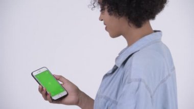 Telefon kullanan genç mutlu Afrika kadın arkadan görünüş