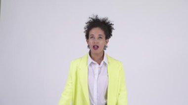 Mutlu genç güzel Afrika işkadını bir şey yakalamak