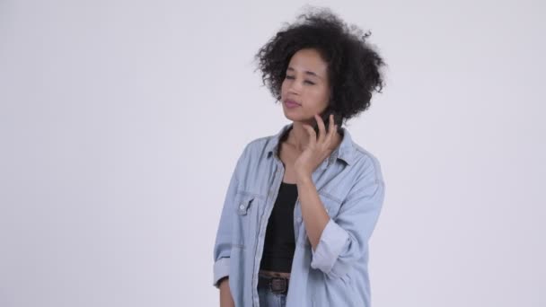 Jeune femme africaine heureuse parlant au téléphone — Video
