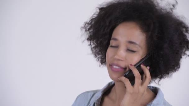 Gesicht einer jungen glücklichen Afrikanerin, die am Telefon spricht — Stockvideo