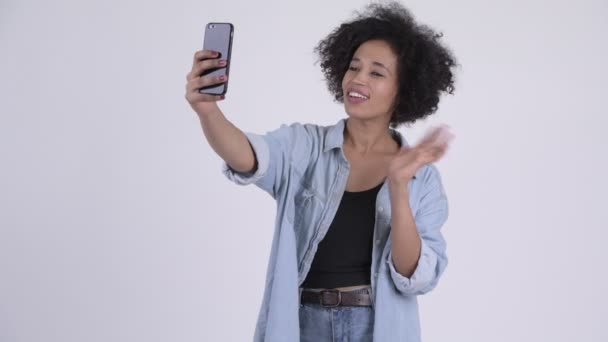 Joven mujer africana feliz videollamada y mostrando teléfono — Vídeos de Stock