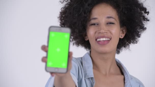 Visage de jeune femme africaine heureuse montrant téléphone — Video