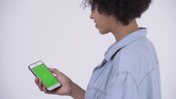 Visão traseira da jovem mulher africana feliz usando telefone — Vídeo de Stock