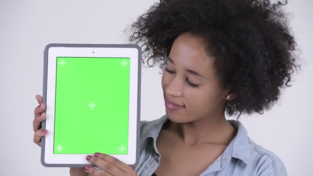 Tváře mladých šťastný Afričanka zobrazeno digitální tabletu — Stock video