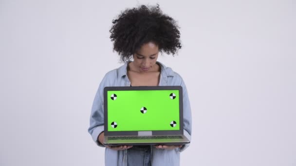 Gelukkig Afrikaanse jongedame denken terwijl laptop wordt weergegeven — Stockvideo