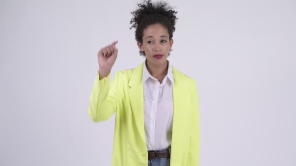 Feliz joven hermosa mujer de negocios africana señalando el dedo y dirigiendo — Vídeos de Stock