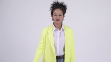 Beyaz arka plan karşı Afro saçlı genç güzel Afrika iş kadını stüdyo çekim
