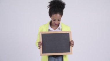 Beyaz arka plan karşı Afro saçlı genç güzel Afrika iş kadını stüdyo çekim