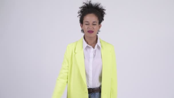 Beyaz Arka Plan Karşı Afro Saçlı Genç Güzel Afrika Kadını — Stok video