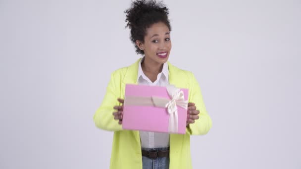 Glada unga vackra afrikanska affärskvinna ger presentbox — Stockvideo