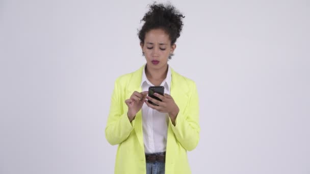 전화를 사용 하는 동안 생각 행복 한 젊은 아름 다운 아프리카 사업가 — 비디오