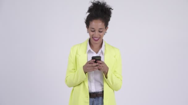 Glada unga vackra afrikanska affärskvinna med telefon — Stockvideo