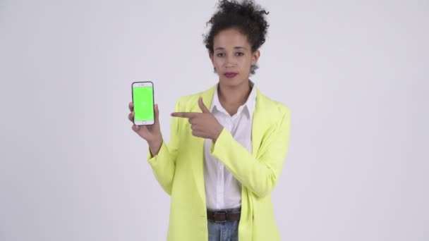 Счастливая молодая красивая африканская бизнесвумен показывает телефон и показывает большие пальцы вверх — стоковое видео