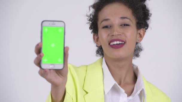 Ansikte av unga glada afrikanska affärskvinna visar telefon — Stockvideo