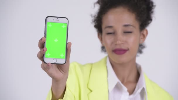 Rostro de joven feliz mujer de negocios africana mostrando el teléfono — Vídeo de stock