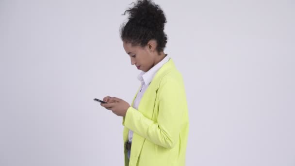 Vue du profil de la jeune femme d'affaires africaine avec téléphone enlevé — Video