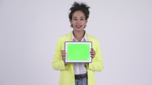 Boldog fiatal szép üzletasszony afrikai gondoltam miközben mutatja a digitális tábla — Stock videók