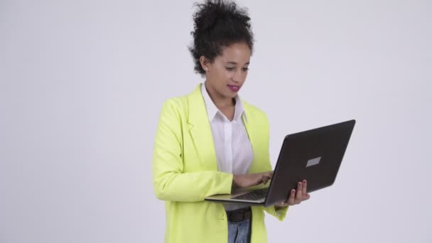 Feliz joven hermosa mujer de negocios africana utilizando el ordenador portátil — Vídeos de Stock