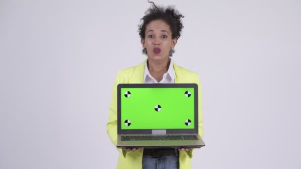 Glada unga afrikanska affärskvinna visar laptop och ser förvånad — Stockvideo