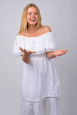 Sürpriz hareketi ile mutlu genç güzel kadın portresi