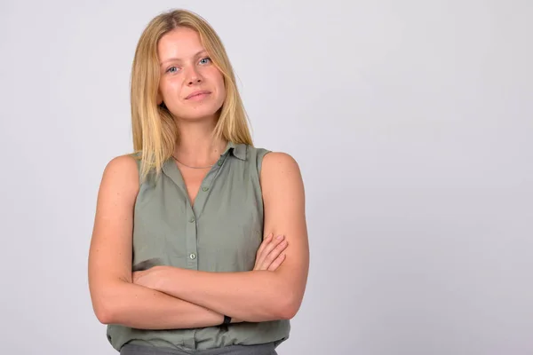 Portrait de jeune belle femme d'affaires blonde avec les bras croisés — Photo