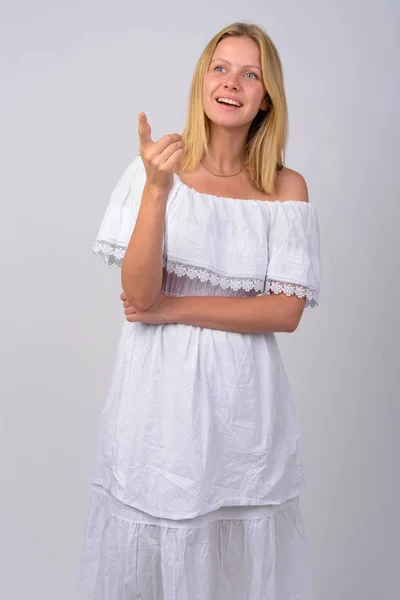 Retrato de feliz jovem bela mulher pensando e apontando o dedo — Fotografia de Stock