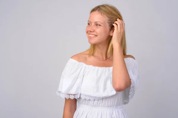Retrato de feliz joven hermosa mujer fijando el pelo detrás de la oreja —  Fotos de Stock