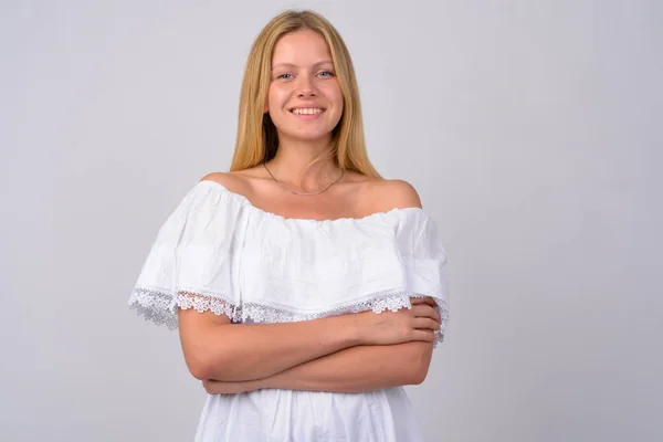 Portrait de heureuse jeune belle femme souriant avec les bras croisés — Photo