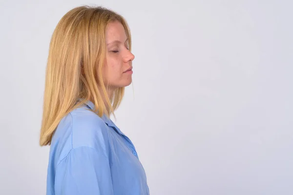 Studio Colpo Giovane Bella Donna Con Capelli Biondi Contro Sfondo — Foto Stock