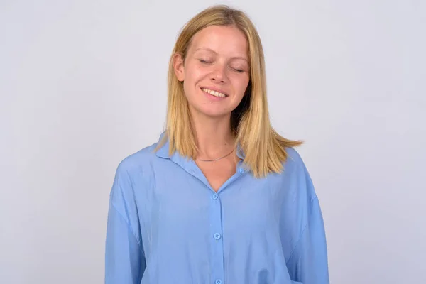 Visage de jeune belle femme relaxant les yeux fermés — Photo