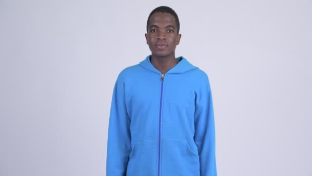 Νεαρό όμορφος Αφρικής άνδρας φορώντας μπλε φούτερ με κουκούλα — Αρχείο Βίντεο