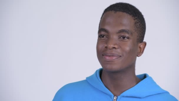 Ansiktet på ung glad afrikansk man ler och tänker — Stockvideo